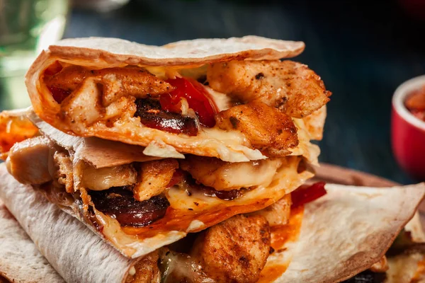 Stos quesadillas z kurczaka, kiełbasą chorizo i peppe czerwony — Zdjęcie stockowe
