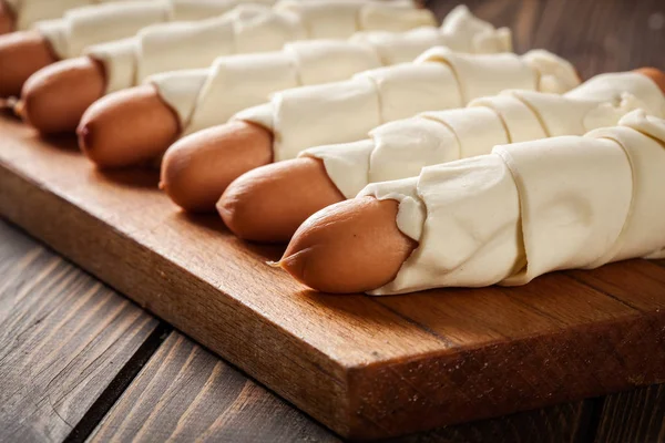 Förberedelse för bakning korv i smördeg — Stockfoto