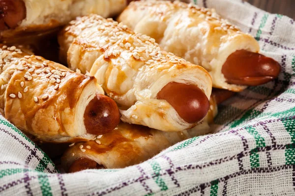 Walcowane hot dog kiełbasy pieczone w ciasto francuskie — Zdjęcie stockowe
