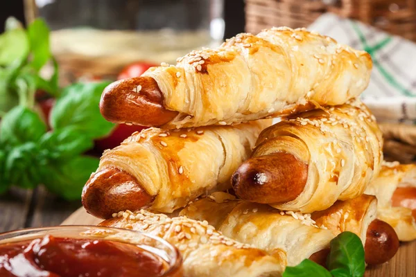 Gerold hotdog worstjes in bladerdeeg gebakken — Stockfoto