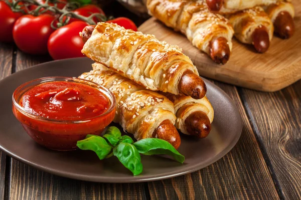 Walcowane hot dog kiełbasy pieczone w ciasto francuskie — Zdjęcie stockowe