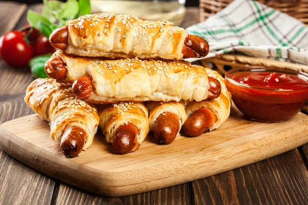 Saucisses de hot-dog roulées cuites dans une pâte feuilletée — Photo