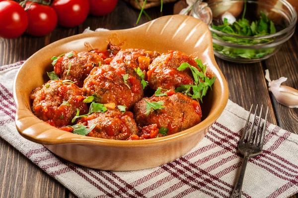 Tabak baharatlı domates soslu domuz eti köfte — Stok fotoğraf