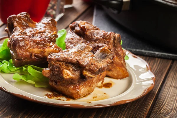 Varkensvlees Spareribs geserveerd op een bord — Stockfoto