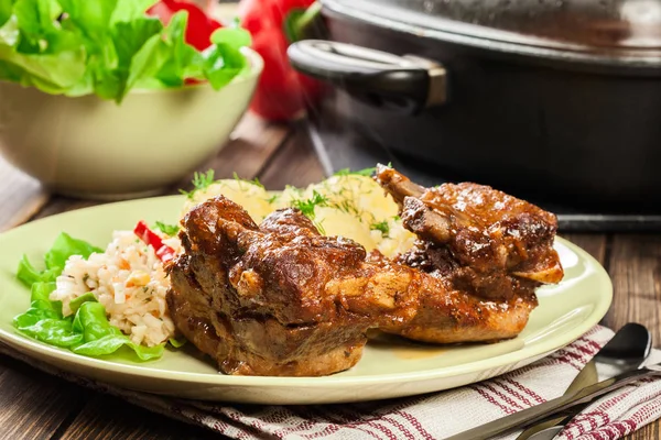 Varkensvlees Spareribs geserveerd met aardappelpuree en saus — Stockfoto