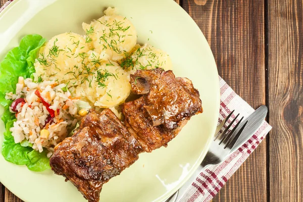 Varkensvlees Spareribs geserveerd met aardappelpuree en saus — Stockfoto