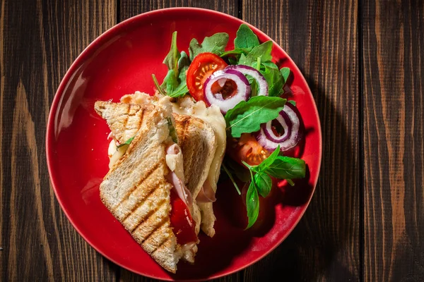 Pirított panini szendvics sonka, sajt, paradicsom — Stock Fotó