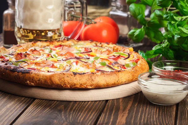 Ev yapımı pizza sosis, kırmızı biber ve Mısır ile — Stok fotoğraf