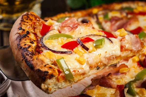 Homemade pizza with bacon, paprika and corn — Stock Photo, Image