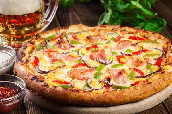 Zelfgemaakte pizza met spek, paprika en maïs — Stockfoto