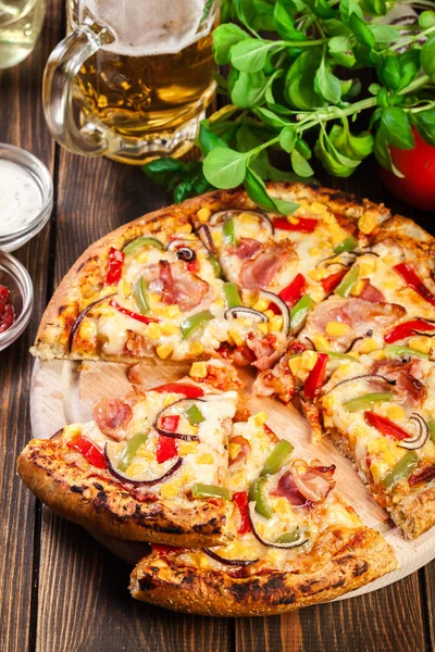 Hausgemachte Pizza mit Speck, Paprika und Mais — Stockfoto