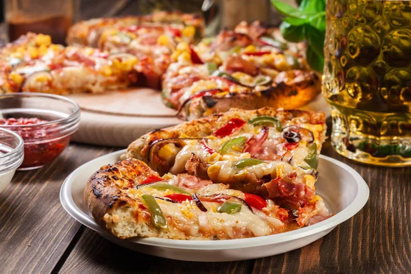 Rebanadas de pizza con tocino, pimentón y maíz — Foto de Stock