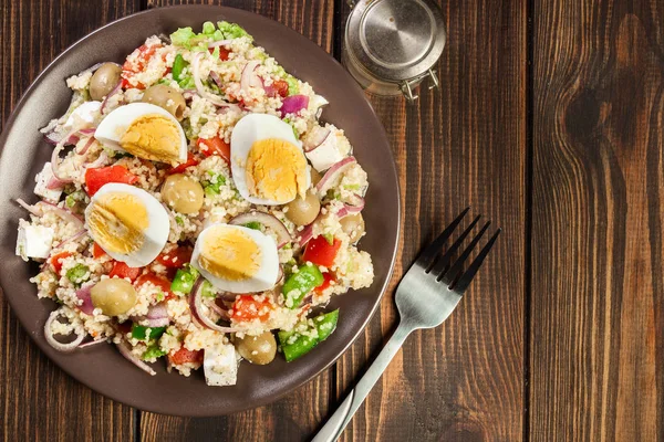 Salada fresca com cuscuz e ovos — Fotografia de Stock