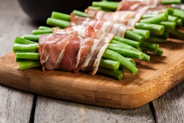 Haricot vert enveloppé dans du bacon fumé — Photo