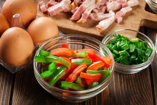 Składniki do przygotowania omlet z boczkiem i warzywami — Zdjęcie stockowe