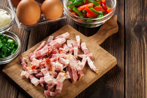 Ingrediënten voor het voorbereiden van omelet met spekjes en groenten — Stockfoto