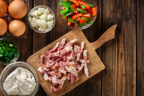 Ingredienser för att förbereda omelett med bacon och grönsaker — Stockfoto