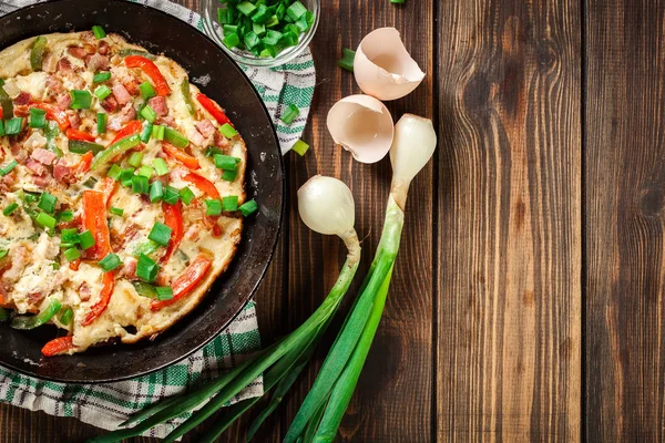 Pastırma ve dolmalık biber ile taze omlet — Stok fotoğraf