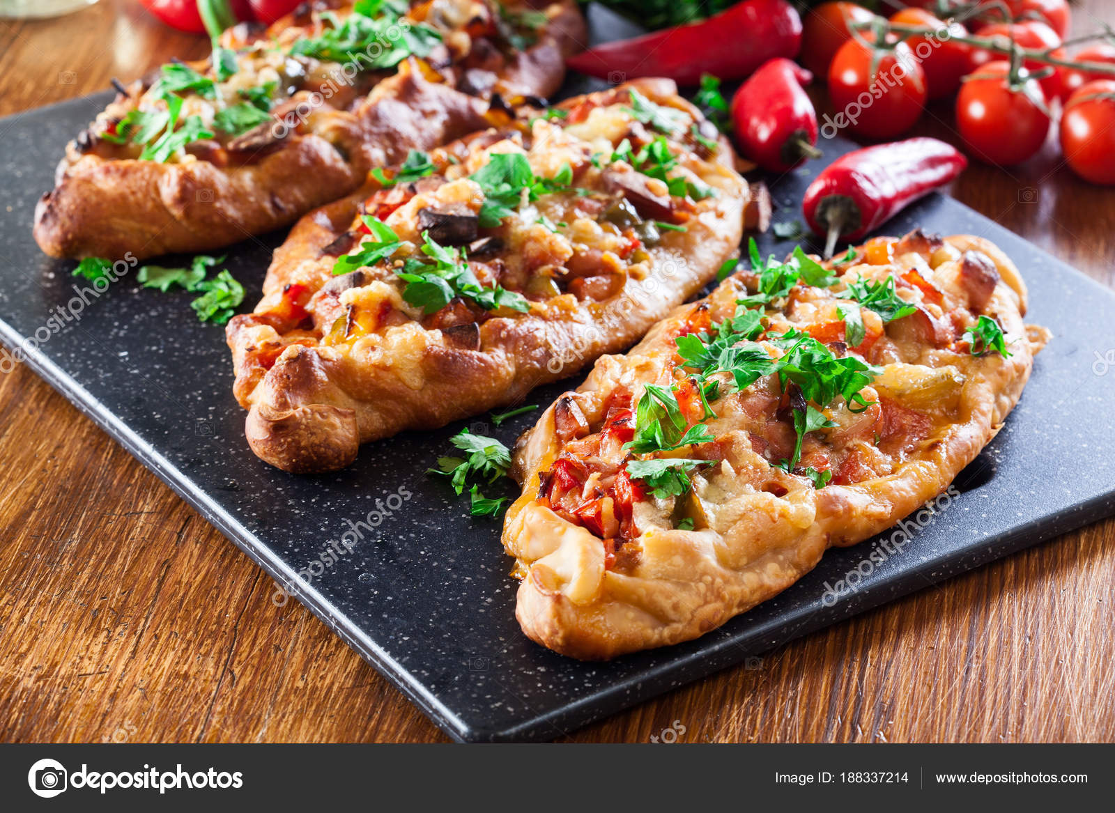 Traditional Turkish pide with meat and vegetables — Stock Photo © fotek ...