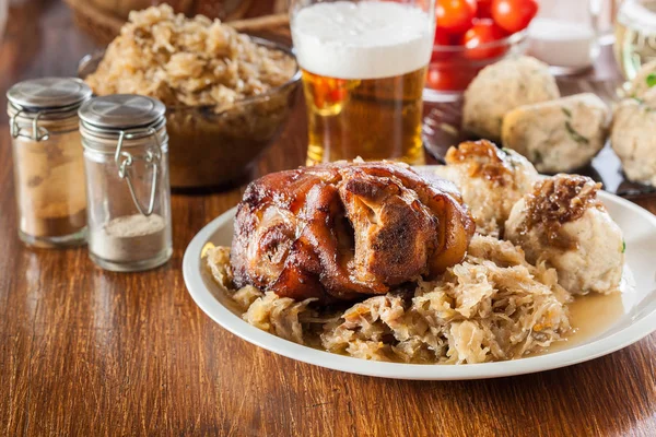 Schweinshaxen mit gebratenem Sauerkraut — Stockfoto