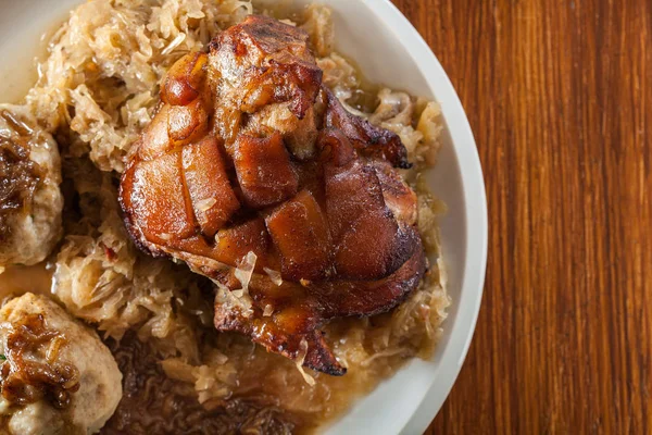 Poignée de porc à la choucroute frite — Photo