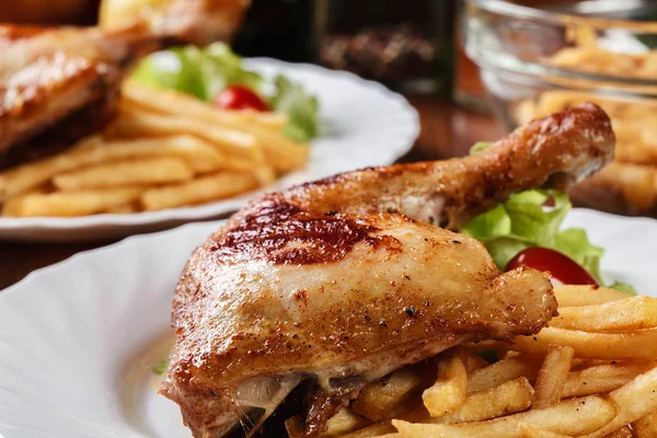 Gebratene Hühnerkeulen mit Pommes und Salat — Stockfoto