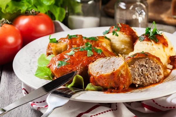Gevulde kool met vlees en rijst geserveerd met gekookte aardappelen en tomatensaus — Stockfoto