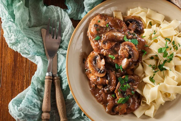 Delicious chicken marsala served with fettucine pasta — Stock Photo, Image