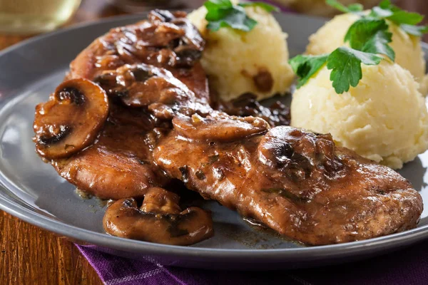 Lahodné kuře marsala podávané s fettuciny těstoviny — Stock fotografie