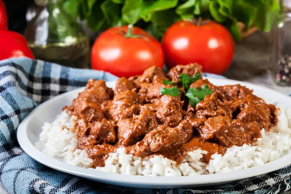 Frango tikka masala servido com arroz — Fotografia de Stock