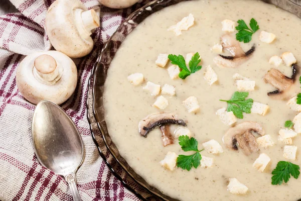 Грибной сливочный суп с гренками и специями — стоковое фото