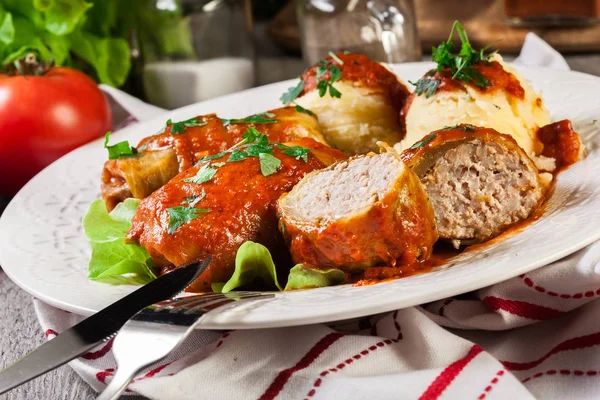 Repollo relleno con carne y arroz servido con papas hervidas y salsa de tomate — Foto de Stock