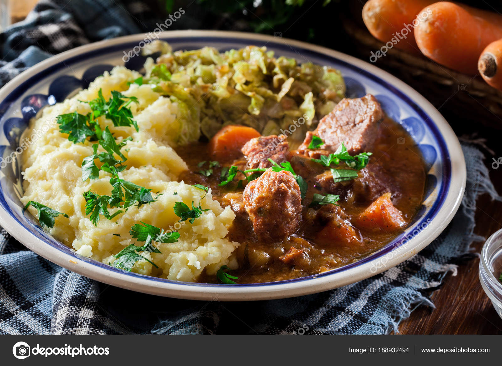 Traditioneller irischer Eintopf mit Kartoffeln und Kohl ...