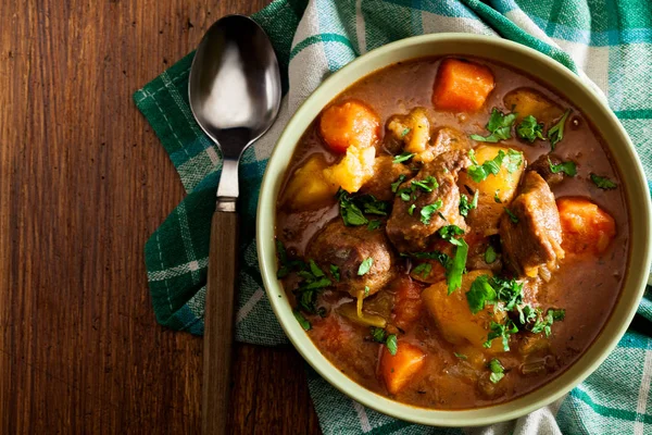 Irischer Eintopf mit Rindfleisch, Kartoffeln, Karotten und Kräutern — Stockfoto