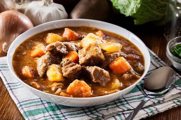 Ierse stoofpot gemaakt met rundvlees, aardappelen, wortelen en kruiden — Stockfoto