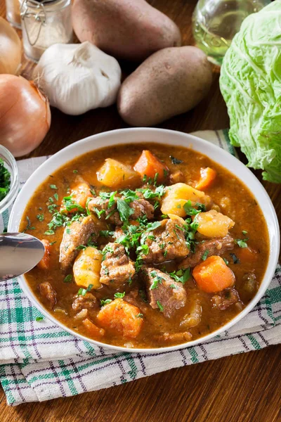 Irské dušené hovězí maso, brambory, mrkev a bylinky — Stock fotografie