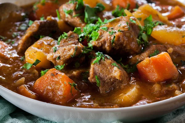 Irischer Eintopf mit Rindfleisch, Kartoffeln, Karotten und Kräutern — Stockfoto