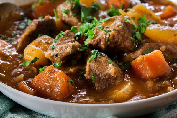 Irish stew made with beef, potatoes, carrots and herbs — Stock Photo, Image