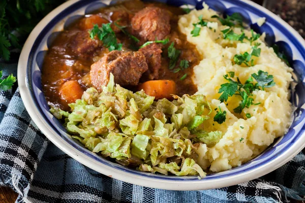 Ragoût irlandais traditionnel servi avec pommes de terre et chou — Photo