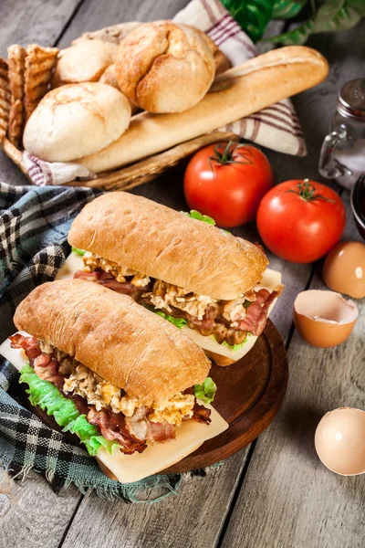 Ciabatta smörgås med rökt bacon och ägg — Stockfoto