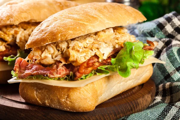 Ciabatta Sandwich mit geräuchertem Speck und Eiern — Stockfoto