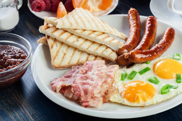 Свежий английский завтрак — стоковое фото