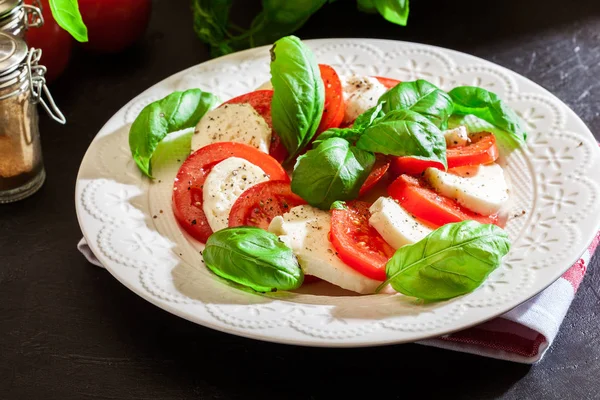 Capresesallad med mozzarella, tomat, basilika — Stockfoto