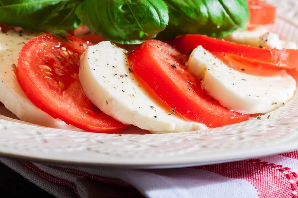 Salada Caprese com mussarela, tomate, manjericão — Fotografia de Stock