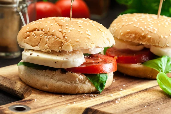 Sanduíches Caprese italianos com queijo mussarela — Fotografia de Stock