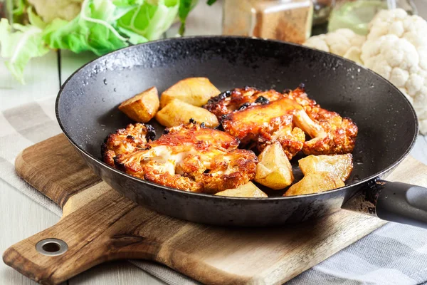 Filete de coliflor asado vegetariano con hierbas y papas fritas —  Fotos de Stock