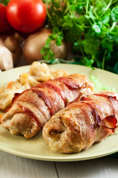 Peito de frango recheado com champignon — Fotografia de Stock