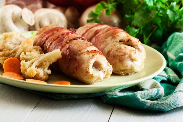 Hühnerbrust gefüllt mit Champignon — Stockfoto