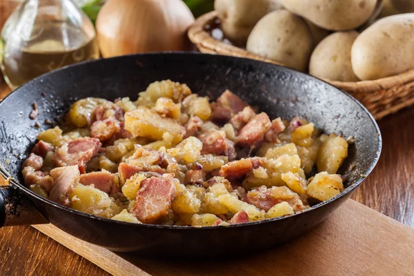Pommes de terre frites avec oignon et bacon — Photo