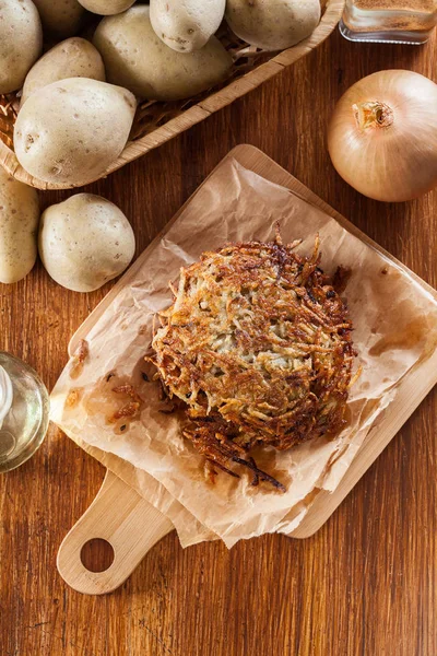 Hash brown, frittelle di patate su carta — Foto Stock